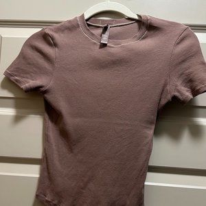 Skims Cotton Rib T-Shirt in Purple